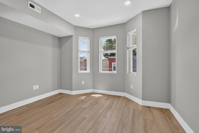 Building Photo - 1843 E Hazzard St