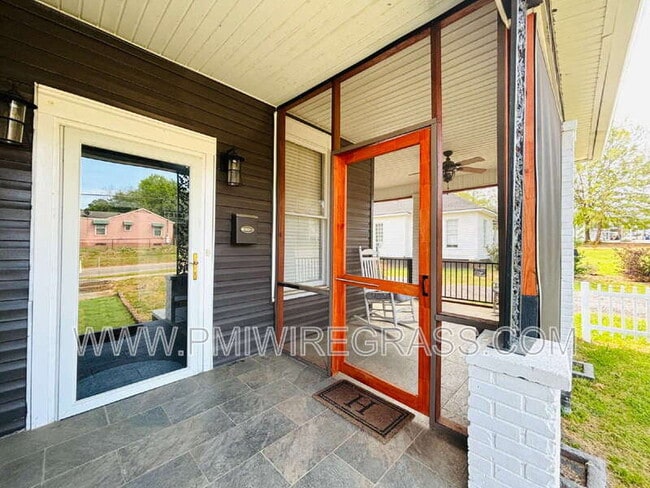 Building Photo - 213 Orion St