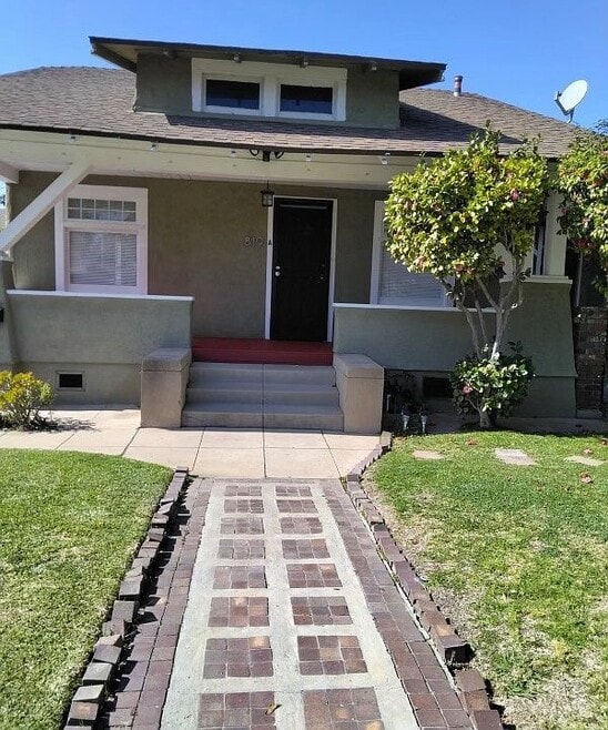 Building Photo - 819 N Dos Robles Pl