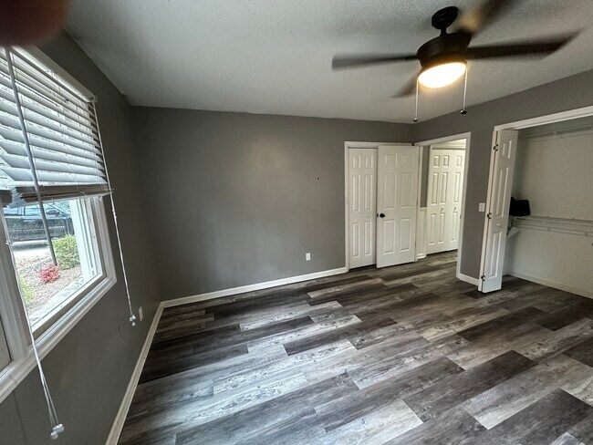 Building Photo - 440 Lobelia Dr