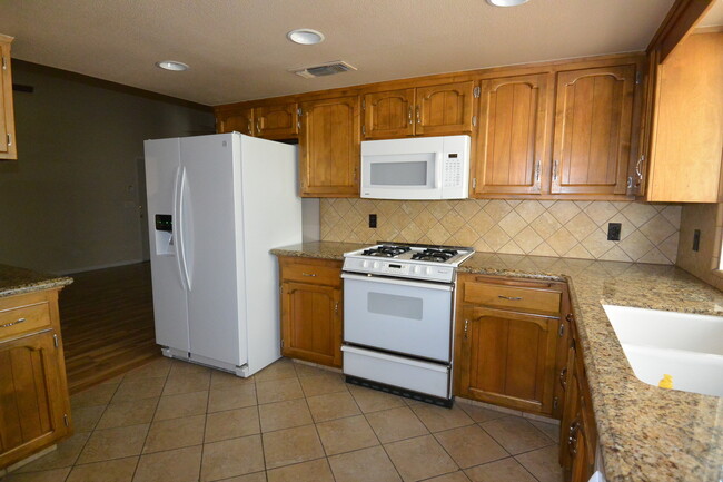 Building Photo - SW 3 Bedroom 2 Bath home with Pool. Yard C...