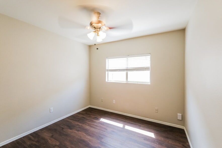 Building Photo - 11815 W Columbine Dr