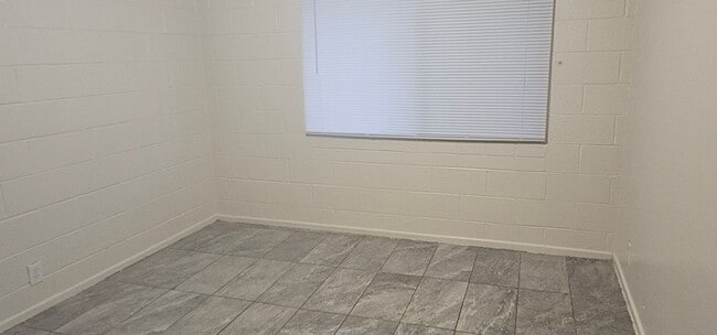 Building Photo - 4p1933