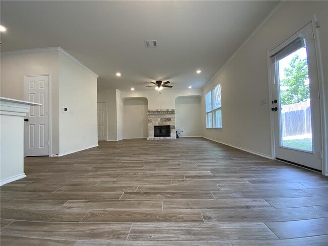 Building Photo - 908 Solitude Dr