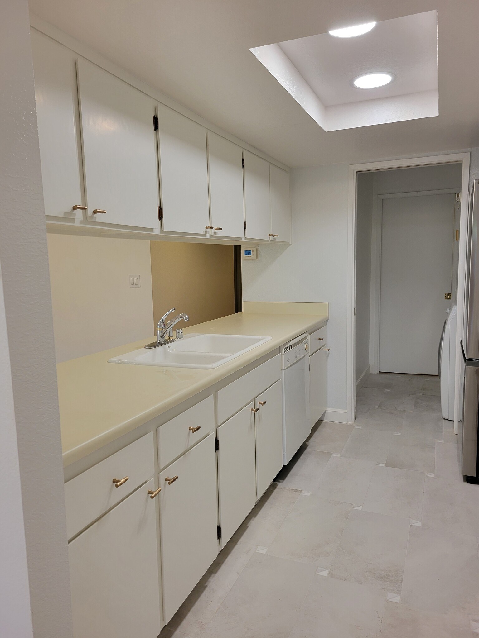 Building Photo - 1600 Carmel Dr