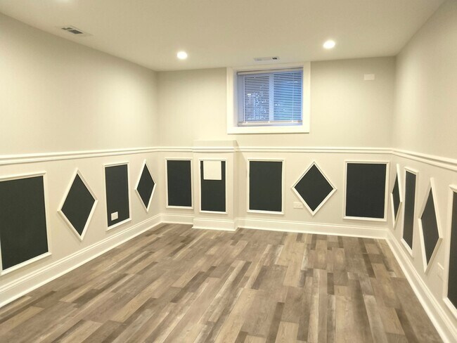 Building Photo - 722 W 59th St
