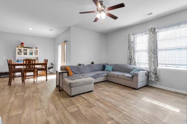 Building Photo - 402 Isabelle St