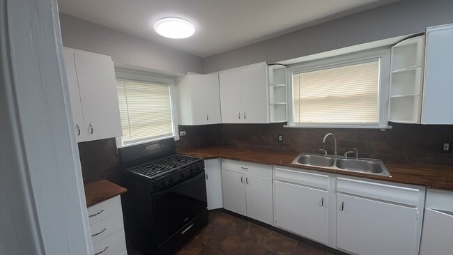 Building Photo - Charming 2-Bedroom Home in Toledo – Cozy & Convenient!
