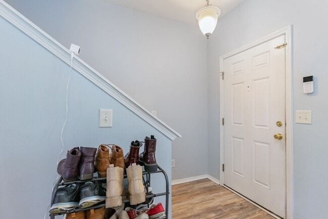 Building Photo - BEAUTIFUL - Lakefront Living – 3BR/3BA Tow...