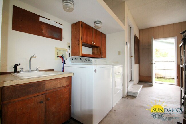 Building Photo - Stunning 4 Bedroom Home in Fort Walton Beach