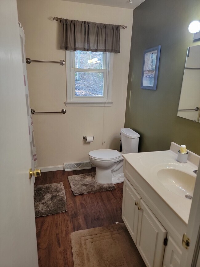 2nd Fl, 2nd Full Bath - 310 4th St