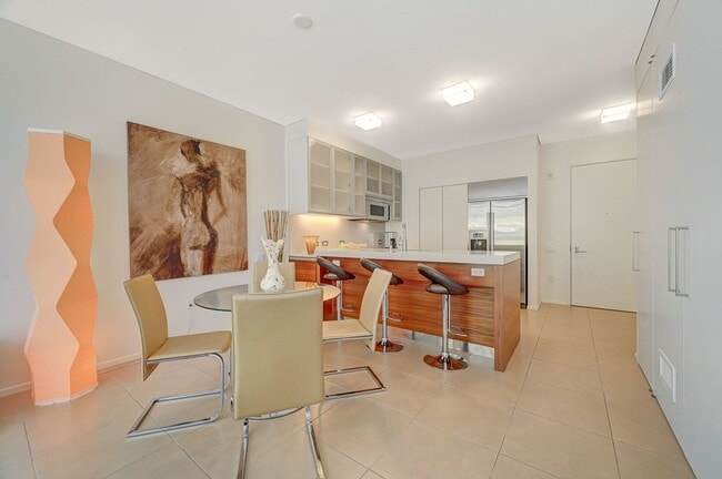 Building Photo - Veer Towers 2010E- Stunning Strip/City Views from this 1bd/1ba, Fully Furnished Residence