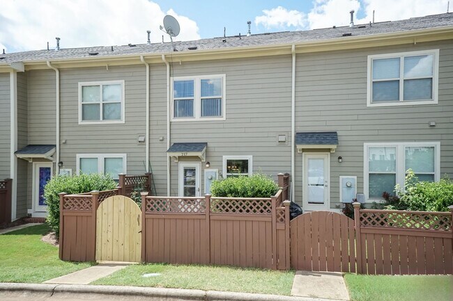 Building Photo - GORGEOUS Well maintained Two Bedroom Townh...