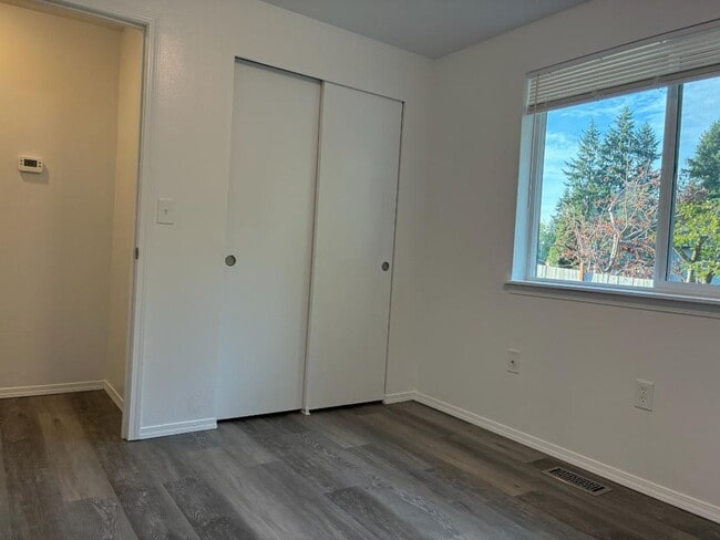 Building Photo - 15810-15810 94th Ave Ct E