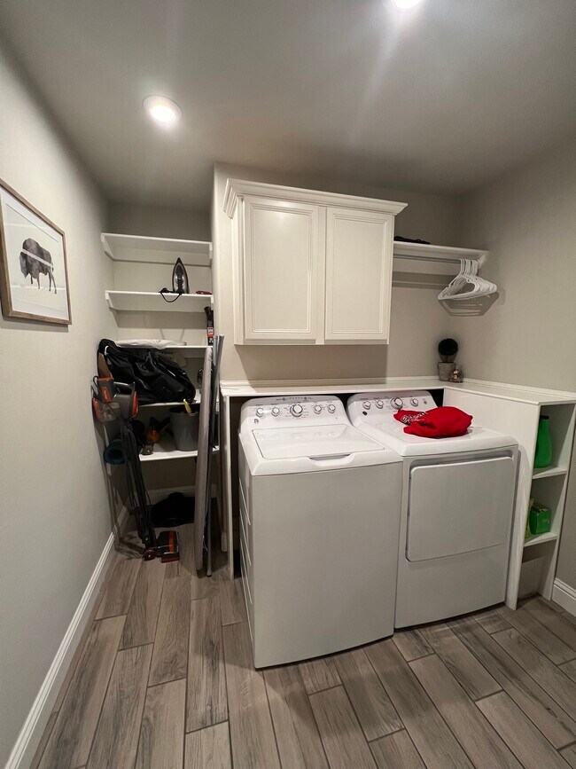 Building Photo - 10301 Valencia Ave