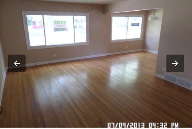 Living room - 1674 Maple St