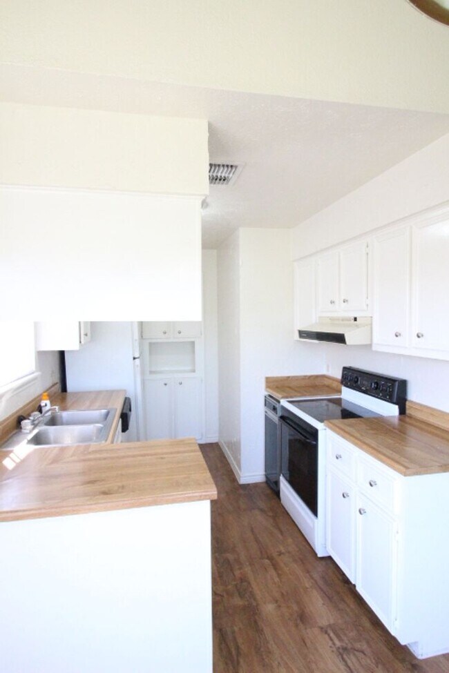 Building Photo - Condo within walking distance to Texas Sta...