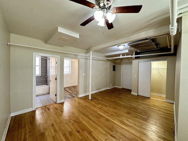 Building Photo - 4824 W Addison St