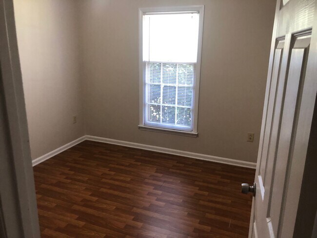 Building Photo - Wonderfully updated 3 bedroom 2 bath ranch...