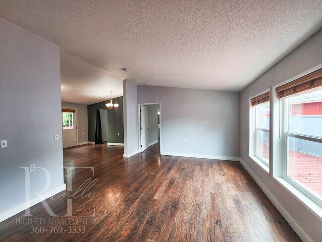 Building Photo - Modern Updates + Spacious Layout with Priv...