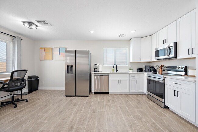 Building Photo - 1732 E Elwood St