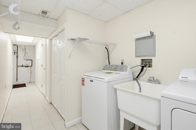 Building Photo - 206 N Towne Ct