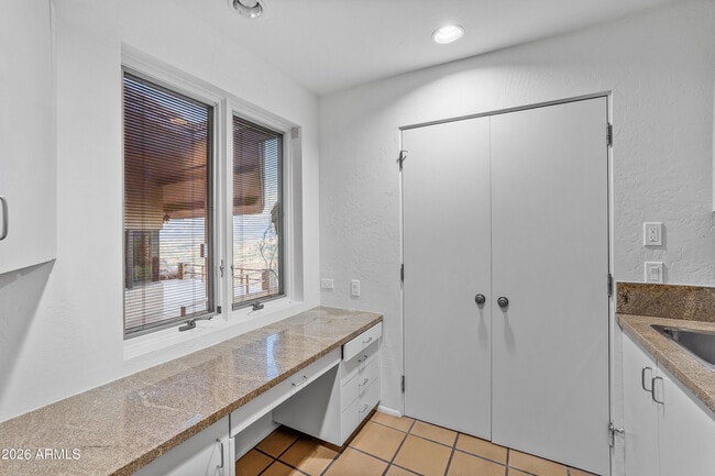 Building Photo - 6700 E Hawksnest Rd