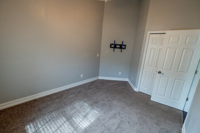 Building Photo - 8933 Bayaud Dr