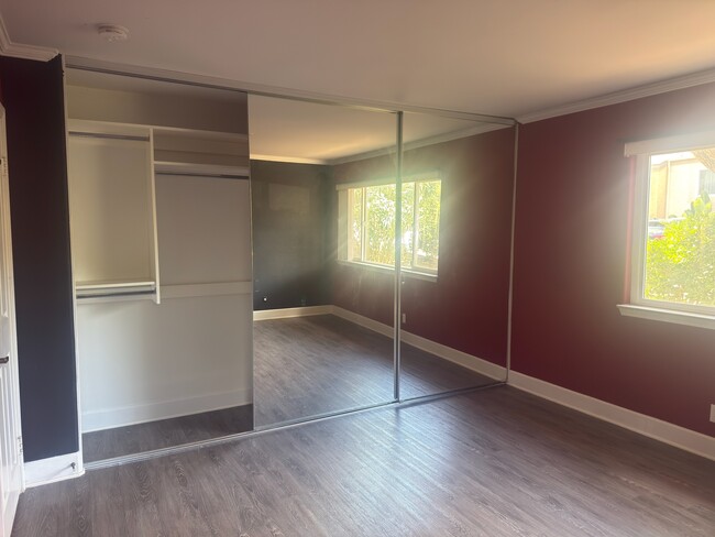 Building Photo - 8545 Villa La Jolla Dr