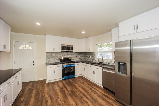 Building Photo - 3702 Chesapeake Way