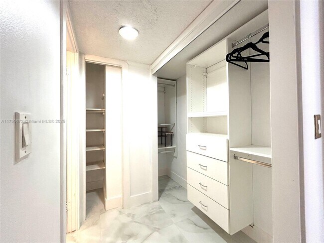 Building Photo - 6039 Collins Ave