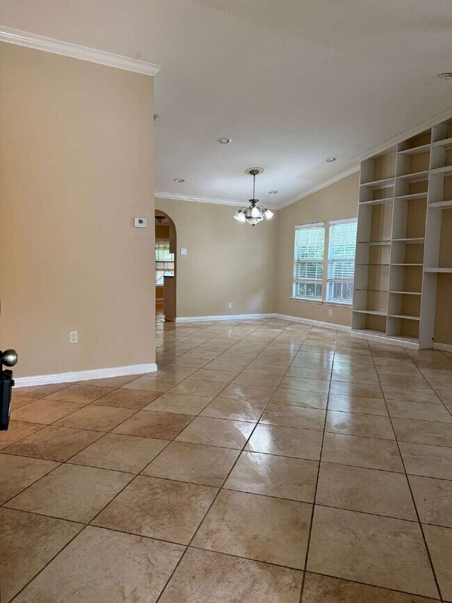 Building Photo - Beautiful Kitchen and Open Floor Plan
