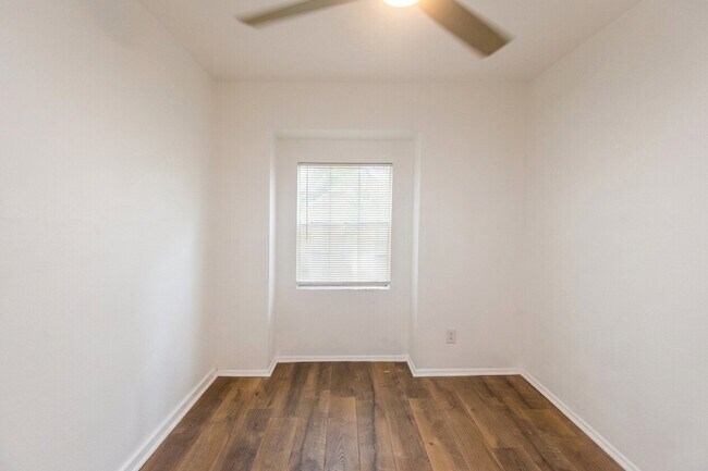 Building Photo - 433 Sunset Dr