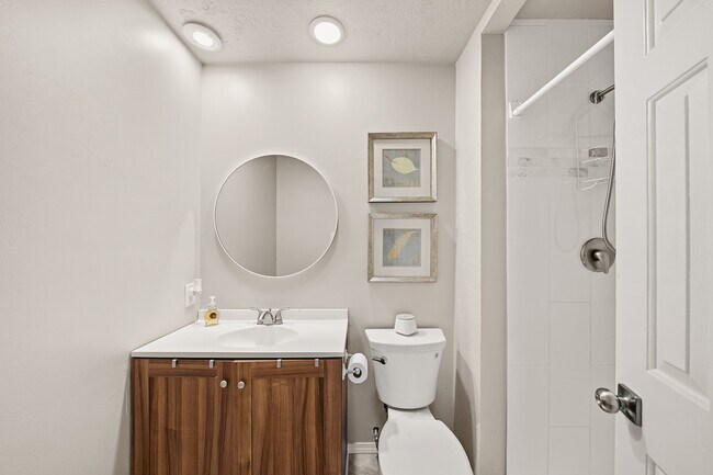 Building Photo - 2205 Hilton Head Dr