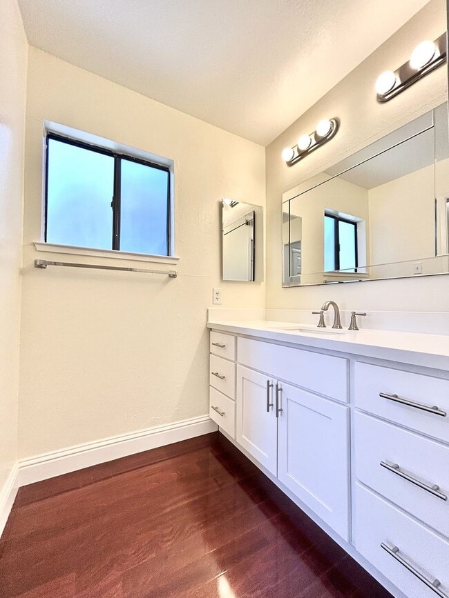 Building Photo - First-Floor 2-bedroom/2-bathroom Condo In San Carlos Available Now!