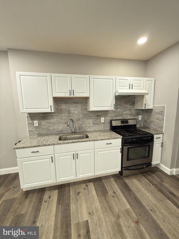 Building Photo - 249 E Oak St