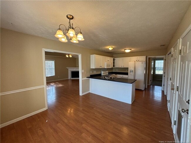 Building Photo - 7819 Rosewood Ave