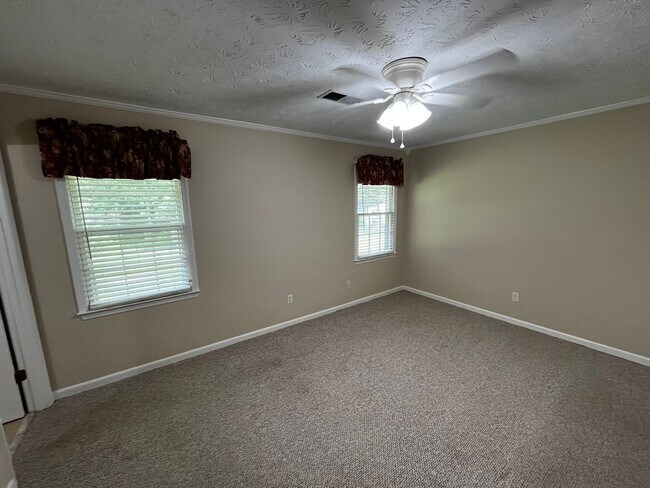 Building Photo - Beautiful New to Market!