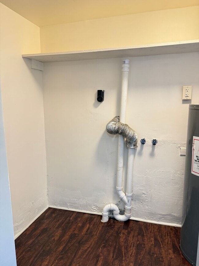 Building Photo - Charming 1 Bedroom Cottage with Bonus Room...