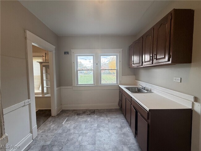 Building Photo - 1278 E 115th St