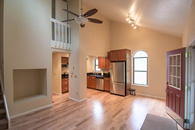 Building Photo - Beautiful 2bd/2ba Townhome in Downtown Louisville!