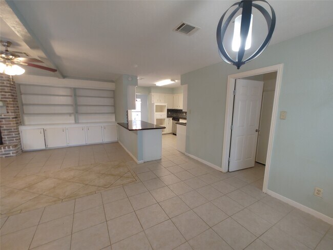 Building Photo - 633 Mosswood Dr