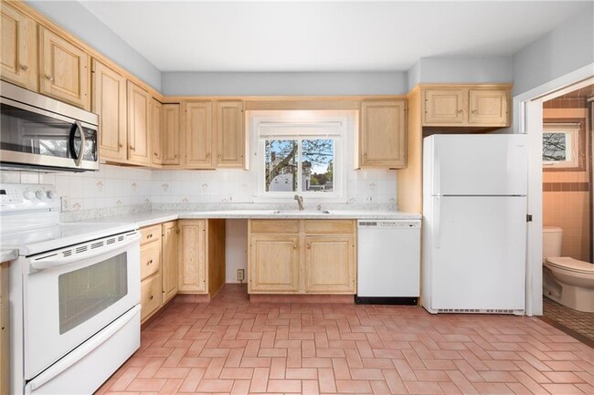 Building Photo - 1561 Cranston St