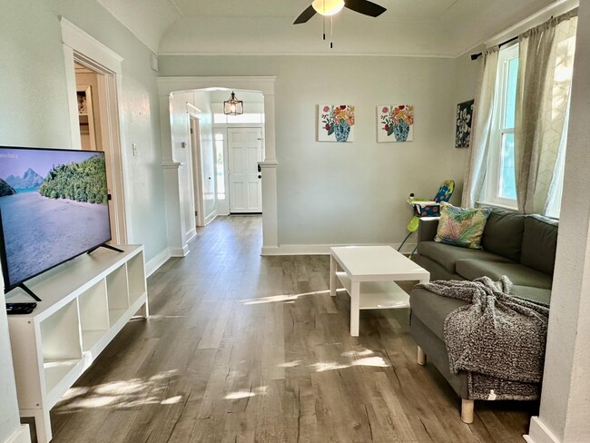 Building Photo - 1504 E 33rd Ave