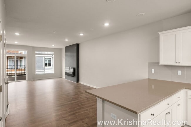 Building Photo - Lovely 3 BR | 2.5 BA Townhome | Hillsboro | Minutes from Orenco Station | Excellent Location!