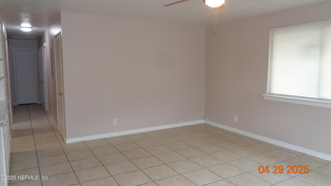 Building Photo - 1204 Crown Dr