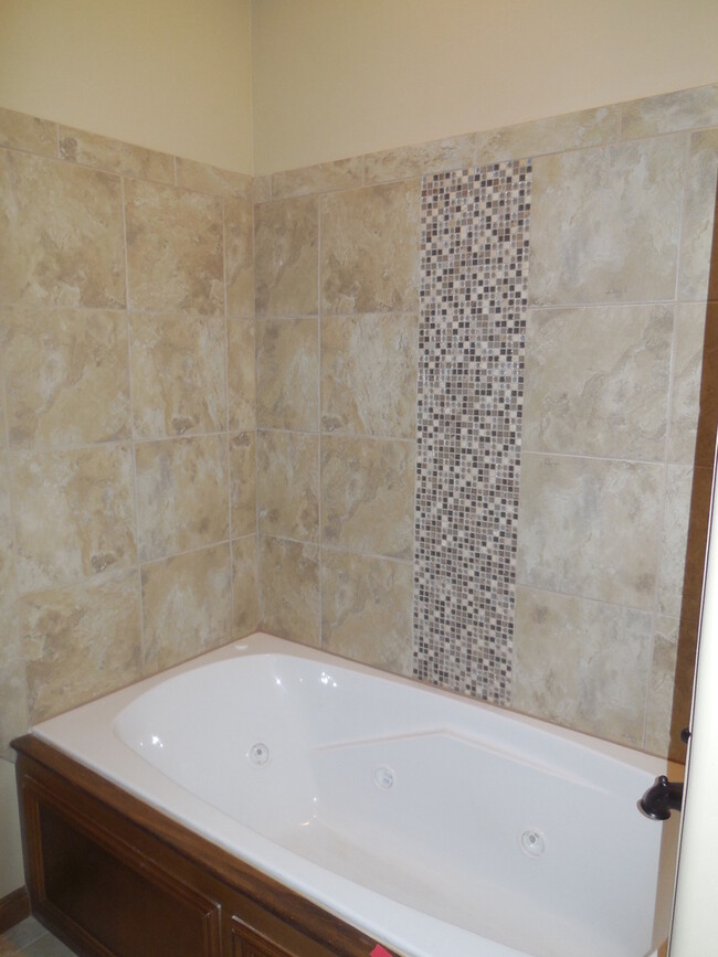 Building Photo - Fully Furnished Three Bedroom, Two Bathroo...