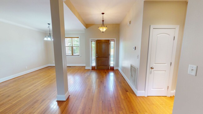 Building Photo - Large 5 Bedroom with Large Fenced in Back ...