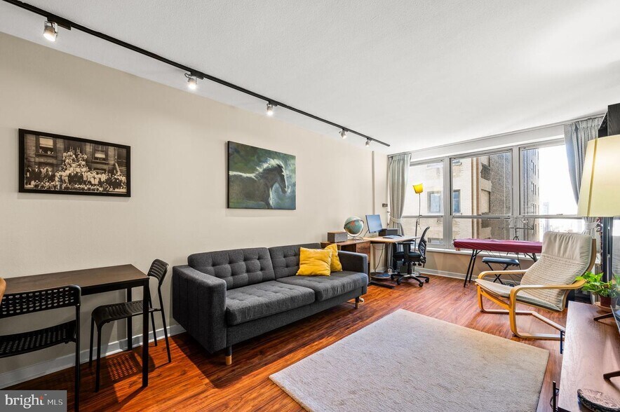 Building Photo - 224 W Rittenhouse Sq