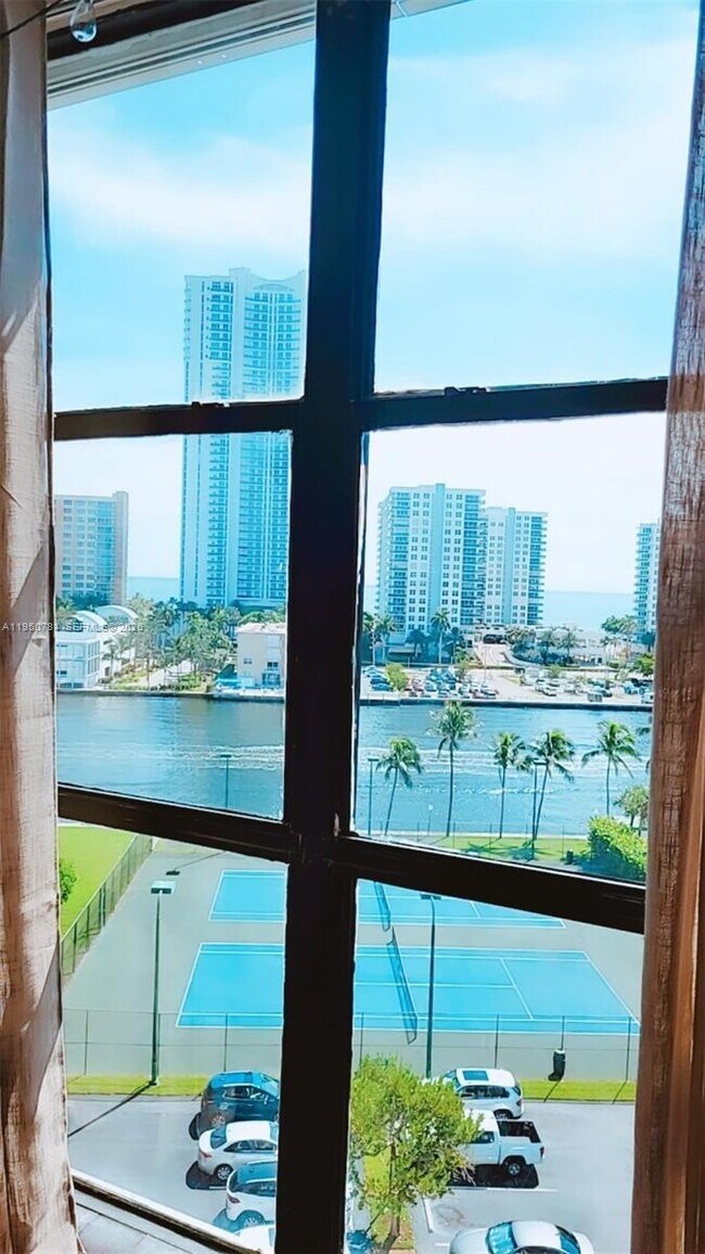 Building Photo - 1000 Parkview Dr